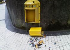 Contenedores de pilas estropeados