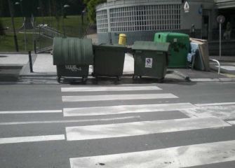 Contenedores en paso de peatones