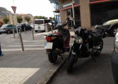 cual está mal aparcada