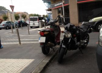 cual está mal aparcada