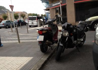 cual está mal aparcada