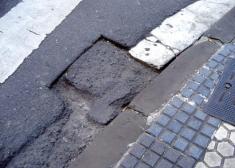 Desperfectos en la carretera en San Sebastián