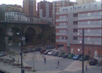 "Detrás de un balón puede aparecer un niño"... y en una plaza ni te cuento.