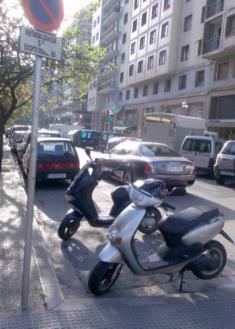 ¿Donde pueden aparcar las motos?