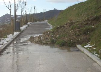 El corrimiento de tierra dificulta el tránsito