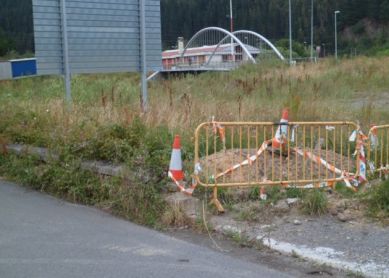 El entorno del moderno puente de Zubillaga inacabado y sin mantenimiento