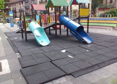 el parque de la alameda de pasajes ancho esta destrozado