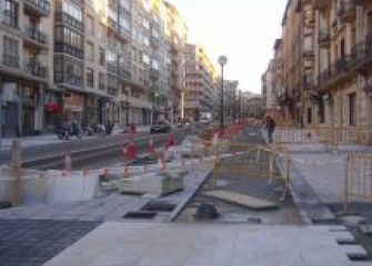 En la calle Hondarribia ni bidegorri útil ni aparcamiento.