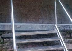 Escalera metálica de acceso a la concha rota.