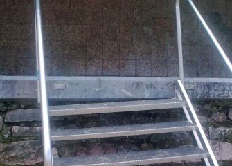 Escalera metálica de acceso a la concha rota.