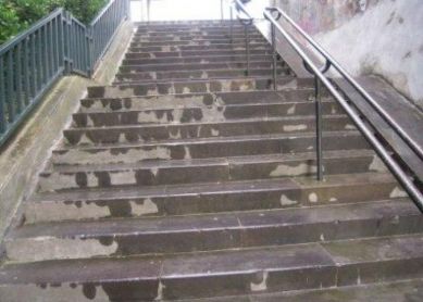 Escalera muy resbaladiza