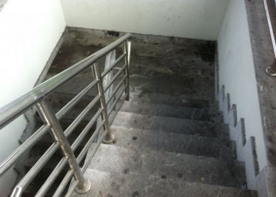 "Escaleras asquerosas"