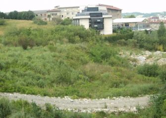 Escombrera en la zona residencial Olaketa