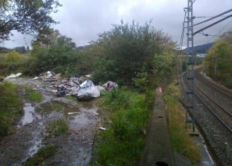 escombro y basura a 200m del garbigune