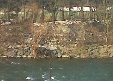 Escombros en el río Oria a su paso por Lasarte-Oria