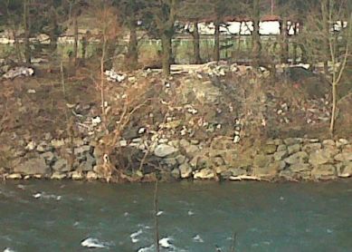 Escombros en el río Oria a su paso por Lasarte-Oria