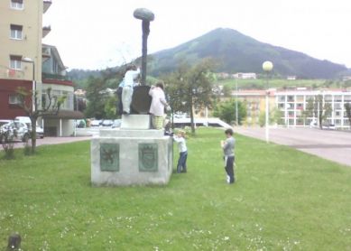 ¿Estatua o parque infantil?