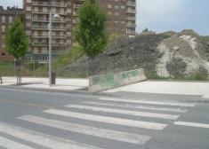 Extraño obstáculo sin sentido en la acera de la Avda. de Barcelona.