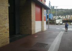 FALTA DE ACERA A LA SALIDAD DEL PORTAL