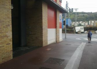 FALTA DE ACERA A LA SALIDAD DEL PORTAL