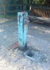 Fuente sin agua y con pintadas