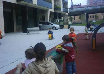 Furgonetas en el parque