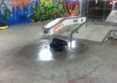 Goteras en el recien construido skatepark cubierto de Larratxo: