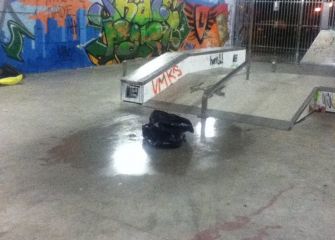 Goteras en el recien construido skatepark cubierto de Larratxo: