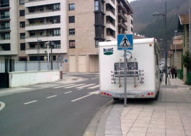 Hay alguien cruzando o esperando para cruzar?