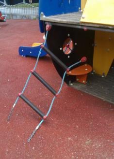 Juego infantil en mal estado