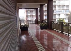 La acera es mia porque tengo un piso a la altura de ella.