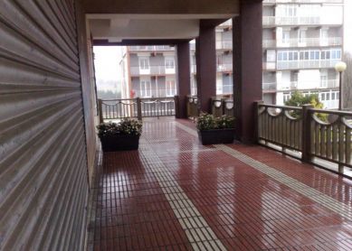 La acera es mia porque tengo un piso a la altura de ella.