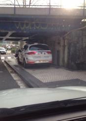 La autoridad aparca donde le da la gana