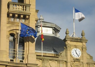 LA BANDERA ATADA AL MASTIL