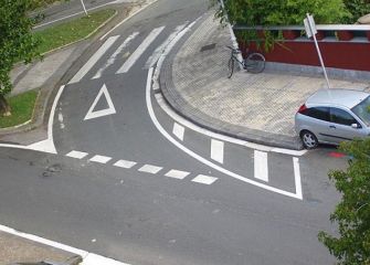 La calle Iruña, ¿tanto cuesta pintar unos carriles?