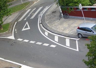 La calle Iruña, ¿tanto cuesta pintar unos carriles?