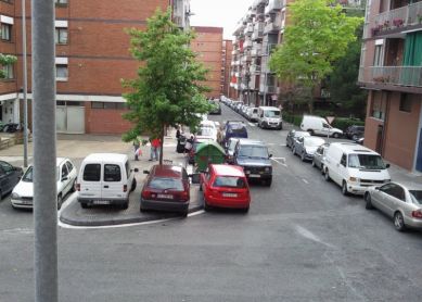 La doble fila de siempre ...