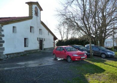 La ermita de Santiagomendi repleta de coches