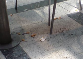 La gente sigue fumando en sitios prohibidos para ello