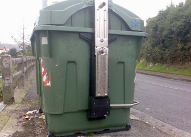 LA PELIGROSA LABOR DE ECHAR LA BASURA