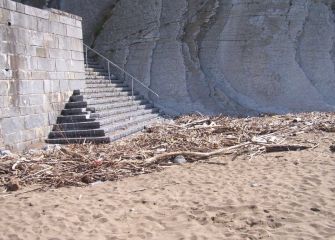 La playa de Itzurun de Zumaia, siempre sucia