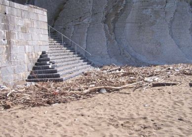 La playa de Itzurun de Zumaia, siempre sucia