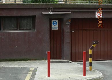 La puerta de garage para peatones que mas molesta en el mundo