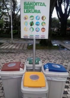 La separación de residuos en el parque infantil de Amara