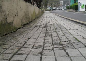 Lamentable estado de la única acera de la calle Portuene
