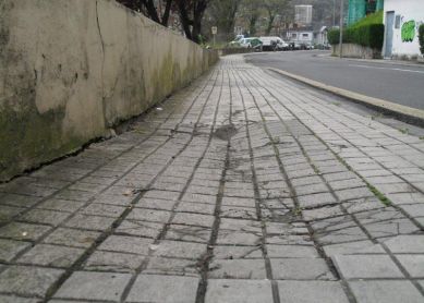 Lamentable estado de la única acera de la calle Portuene