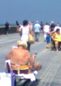 Los escasos bancos de la ciudad son para sentarse