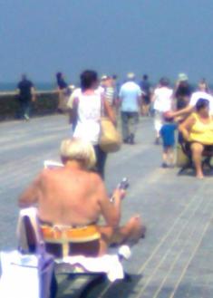 Los escasos bancos de la ciudad son para sentarse