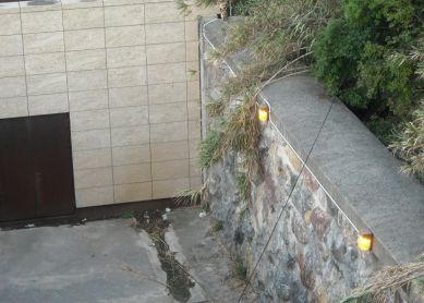 LUCES ENCENDIDAS NOCHE Y DÍA