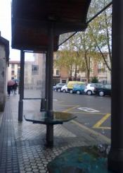 Marquesina en muy mal estado y viejo